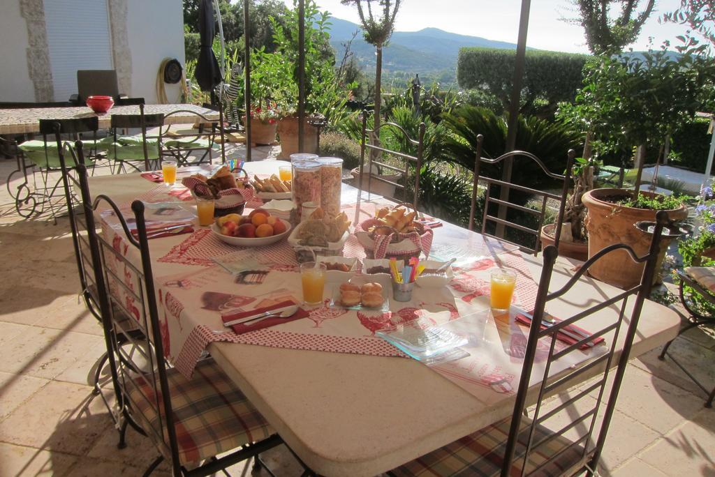 Table De Fred Hotel Le Plan-de-la-Tour Bagian luar foto